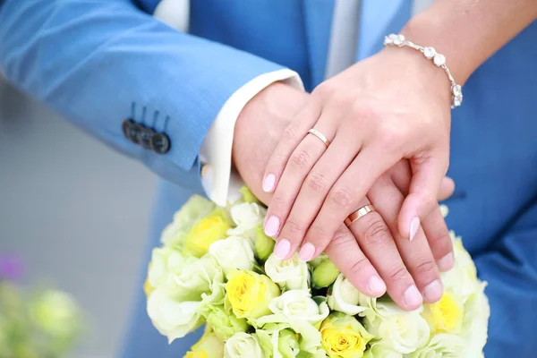 Händerna Nygifta Bröllopsbuketten — Stockfoto