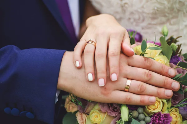 Ręce Nowożeńców Bukiecie Ślubnym — Zdjęcie stockowe