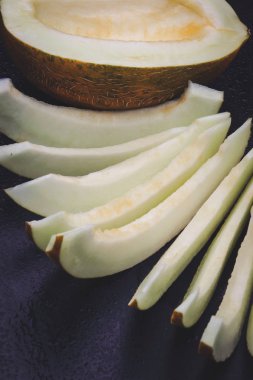 kavun dilimleri bir siyah arka plan üzerine dilimlenmiş