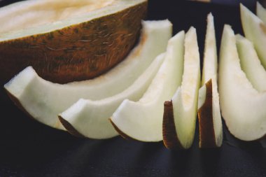 kavun dilimleri bir siyah arka plan üzerine dilimlenmiş