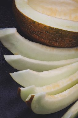 kavun dilimleri bir siyah arka plan üzerine dilimlenmiş