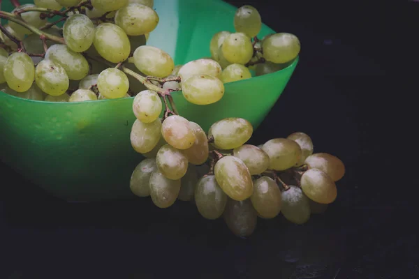 Bouquet Raisins Dans Une Assiette Sur Fond Sombre — Photo