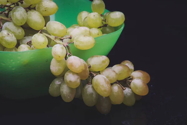 Bouquet Raisins Dans Une Assiette Sur Fond Sombre — Photo