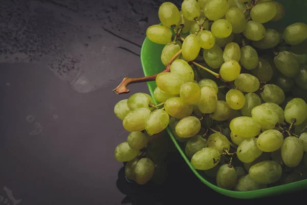 Bouquet Raisins Dans Une Assiette Sur Fond Sombre — Photo