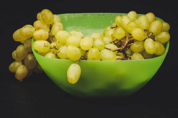 Bouquet Raisins Dans Une Assiette Sur Fond Sombre — Photo