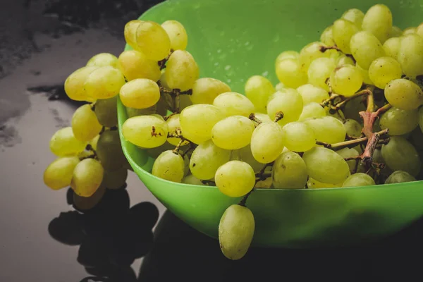 Bouquet Raisins Dans Une Assiette Sur Fond Sombre — Photo