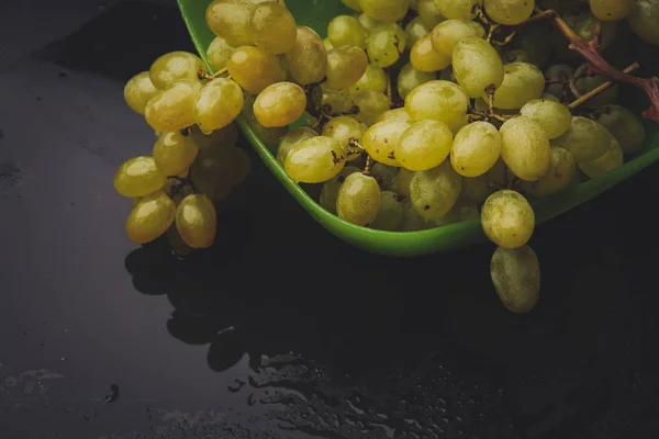 Bouquet Raisins Dans Une Assiette Sur Fond Sombre — Photo