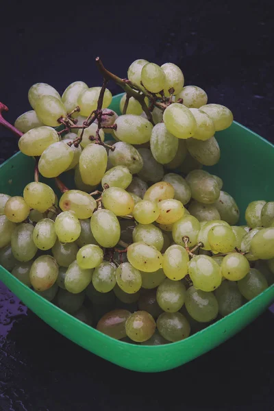 Bouquet Raisins Dans Une Assiette Sur Fond Sombre — Photo