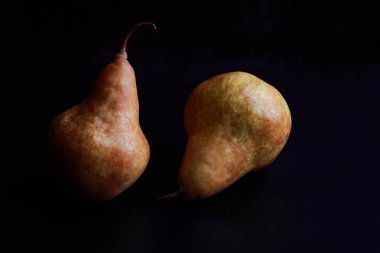 siyah bir zemin üzerine iştah açıcı sulu armut