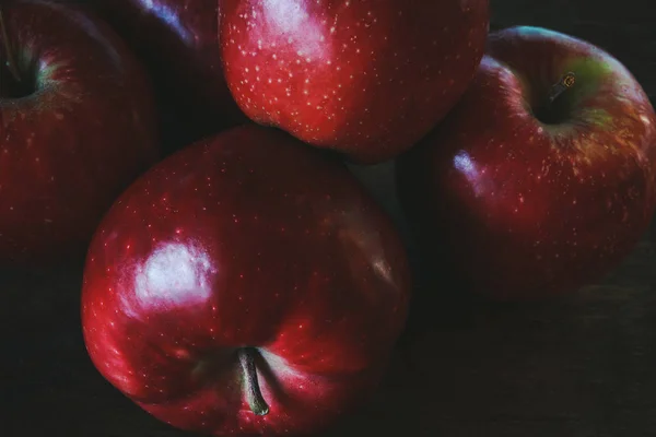 Savoureuses Pommes Juteuses Sur Fond Sombre — Photo