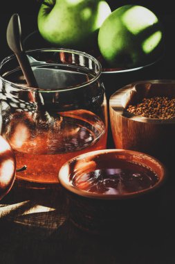 Masanın üzerine bal ürünleri