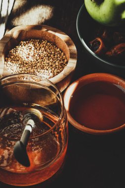 Masanın üzerine bal ürünleri