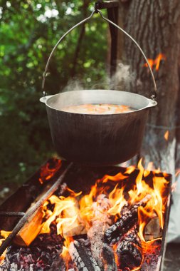 doğada ateşte bir tencerede pişirme