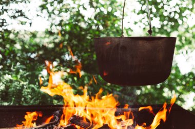 doğada ateşte bir tencerede pişirme
