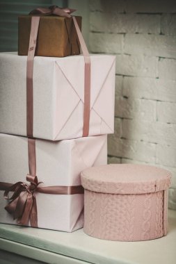 Noel ve yeni yıl hediyeleri ağacın altında