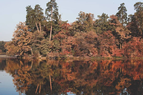 Piękny Jesienny Krajobraz Jeziorem — Zdjęcie stockowe