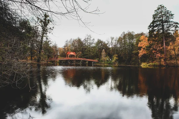 Piękny Jesienny Krajobraz Jeziorem — Zdjęcie stockowe