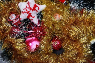 Noel ve yılbaşı süsleri, ışıklar, yağmur ve oyuncaklar