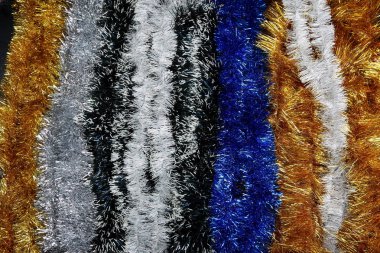 Noel ve yılbaşı süsleri, ışıklar, yağmur ve oyuncaklar