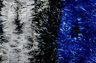 Noel ve yılbaşı süsleri, ışıklar, yağmur ve oyuncaklar