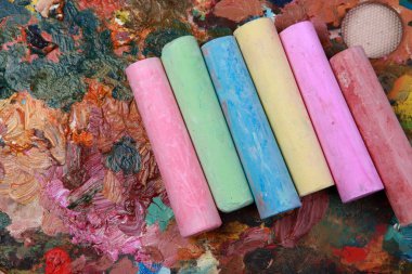 Palet hakkında kağıt çizim boya kalemi