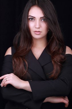 Siyah arka plandaki güzel kadın.
