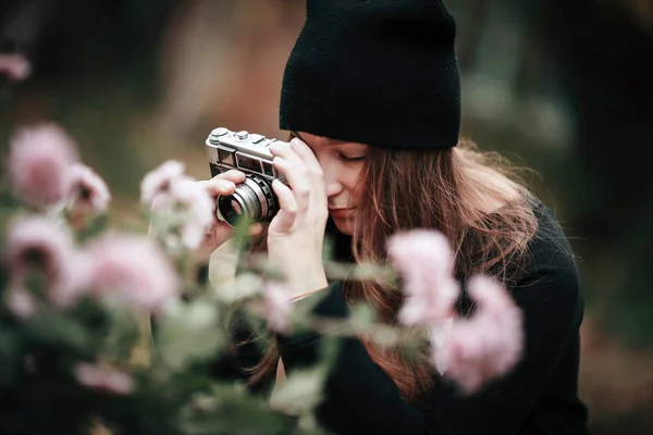Красива Жінка Ретро Камерою — стокове фото