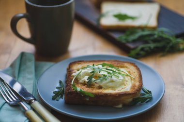 sandviç yumurta ve roka bir plaka üzerinde geçerli