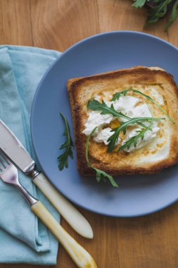 sandviç yumurta ve roka bir plaka üzerinde geçerli