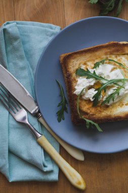 sandviç yumurta ve roka bir plaka üzerinde geçerli