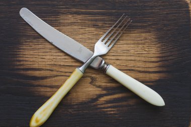 çatal bıçak takımı ahşap oyun tahtası