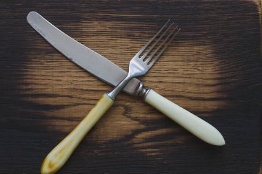 çatal bıçak takımı ahşap oyun tahtası