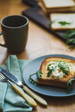 sandviç yumurta ve roka bir plaka üzerinde geçerli