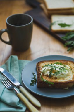 sandviç yumurta ve roka bir plaka üzerinde geçerli