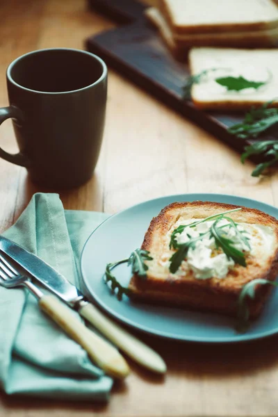 Sandwich Mit Und Rucola Auf Einem Teller Liegt Auf Dem — Stockfoto