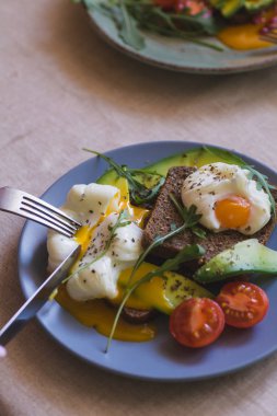 avokado, haşlanmış yumurta, roka ve domates sandviç