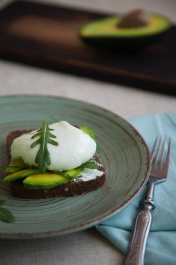 avokado, haşlanmış yumurta, roka ve domates sandviç