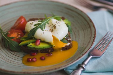 avokado, haşlanmış yumurta, roka ve domates sandviç