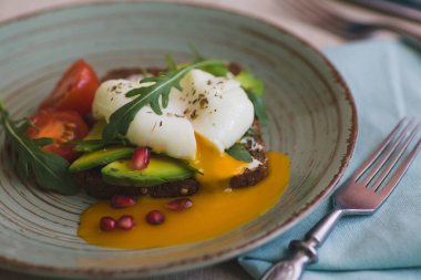 avokado, haşlanmış yumurta, roka ve domates sandviç