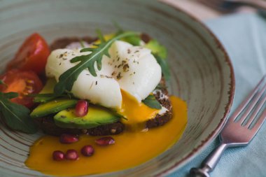 avokado, haşlanmış yumurta, roka ve domates sandviç