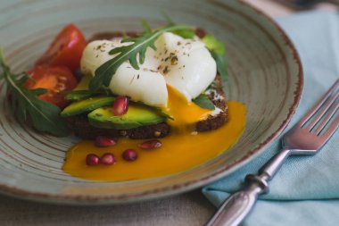 avokado, haşlanmış yumurta, roka ve domates sandviç