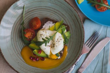 avokado, haşlanmış yumurta, roka ve domates sandviç