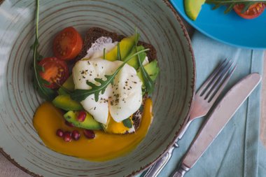 avokado, haşlanmış yumurta, roka ve domates sandviç