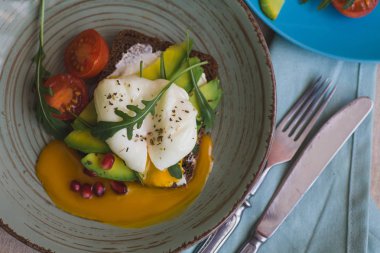 avokado, haşlanmış yumurta, roka ve domates sandviç