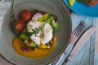 avokado, haşlanmış yumurta, roka ve domates sandviç