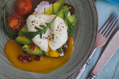 avokado, haşlanmış yumurta, roka ve domates sandviç