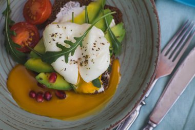 avokado, haşlanmış yumurta, roka ve domates sandviç