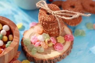 tanımlama bilgileri ve tatlılar mavi bir arka plan üzerinde