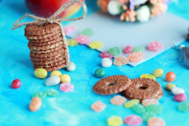 tanımlama bilgileri ve tatlılar mavi bir arka plan üzerinde