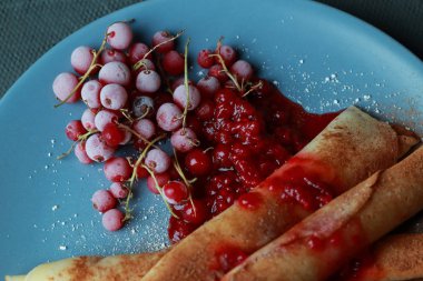 Krep ile çilek, reçel, bal ve çikolata, toz şeker ve tarçın ile serpilir